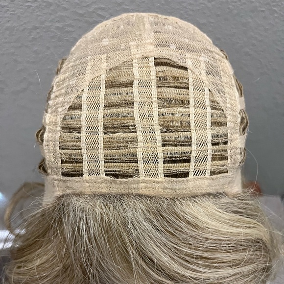 Raquel Welch It Curl
Pale Golden Honey RL16/88 - Picture 7 of 8